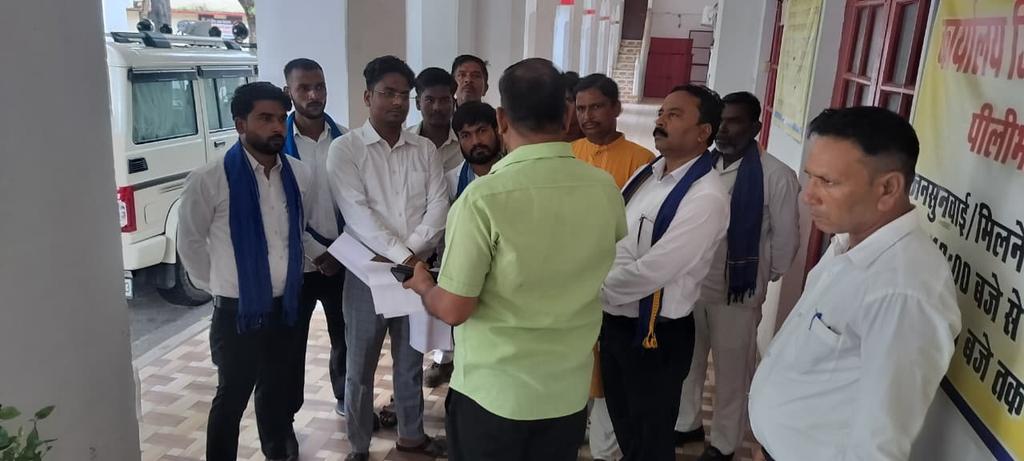 AryanBhimArmy's tweet photo. ललिता गौतम हत्याकांड में अभियुक्तों की गिरफ्तारी और एसएसपी अविनाश पांडे की बर्खास्तगी को मांग को लेकर भीम आर्मी का धरना प्रदर्शन । @Dmpilibhit
@pilibhitpolice
 @BhimArmyChief 
@VinayRatanSingh https://t.co/G9mNYTmc2a