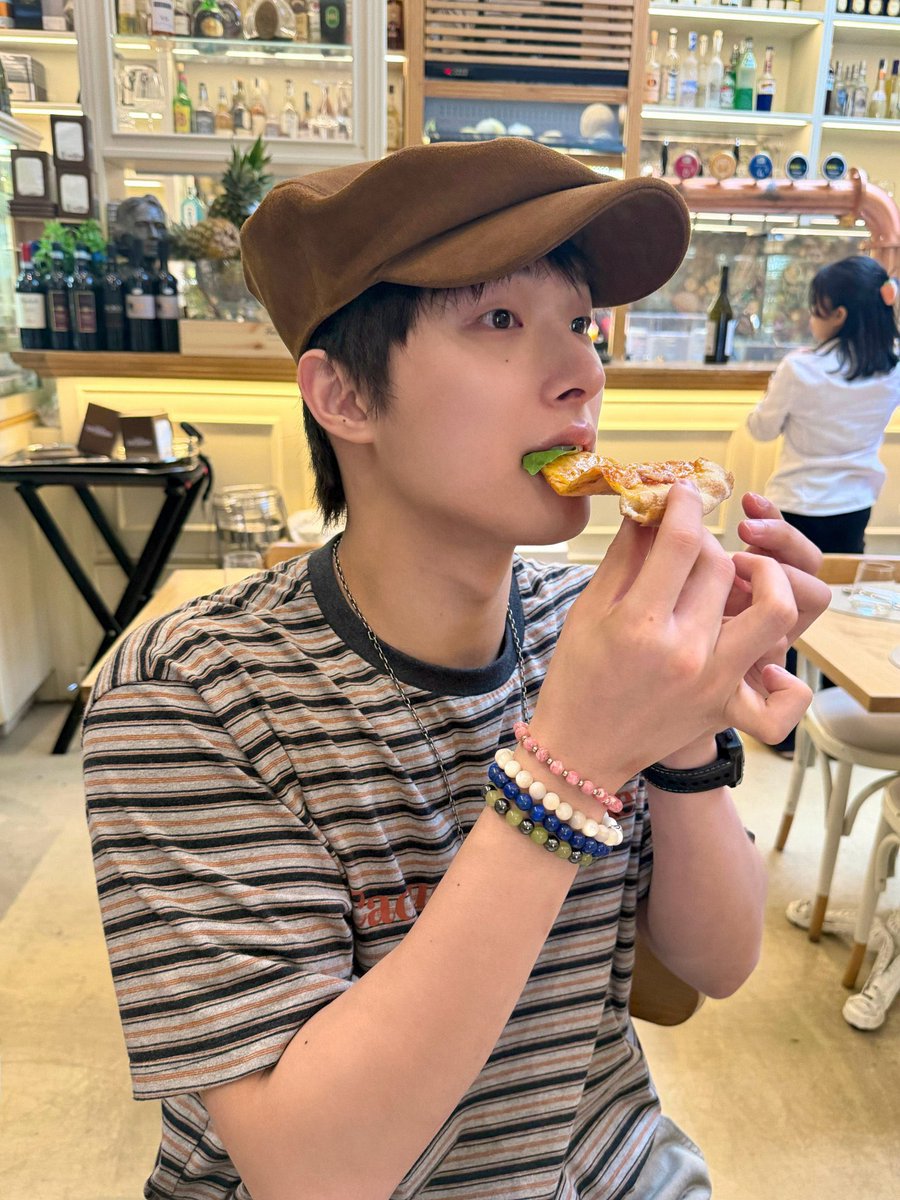 Ieomangi's tweet photo. eeee he’s so cute 😖 https://t.co/l5ZRivQbCn