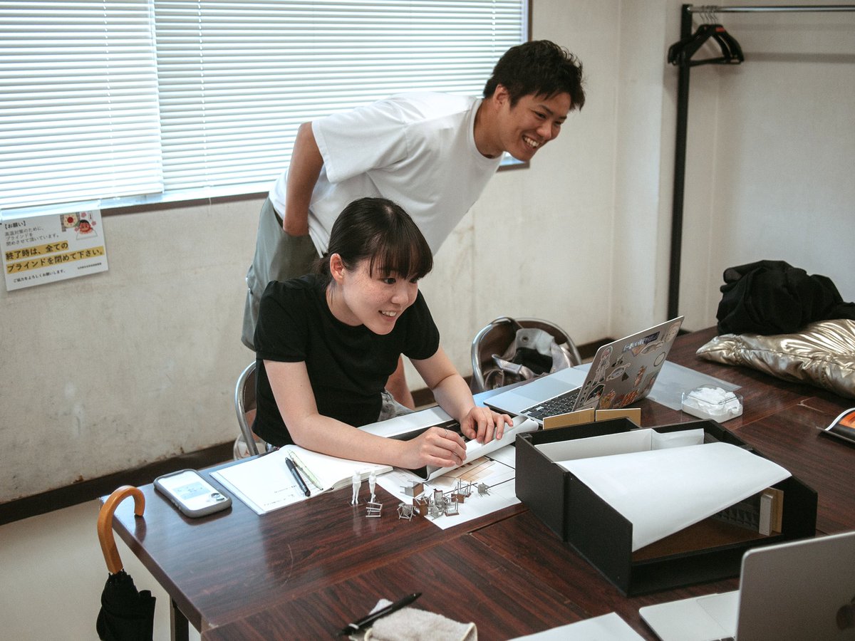 analog_shinya's tweet photo. 先日は舞台美術打ち合わせ2回目。
オーダーと舞台美術家小池柊さんのデザインが合わさって形になって現れる。
可愛らしくも、情緒ある素敵な舞台美術。
お楽しみに。

アナログスイッチ 24th situation
「転校生は、かぐや」with猿博打
https://t.co/RSbjMfB6SR
9月3日(木)～9月8日(火)
駅前劇場 https://t.co/LgSLU6uWnQ