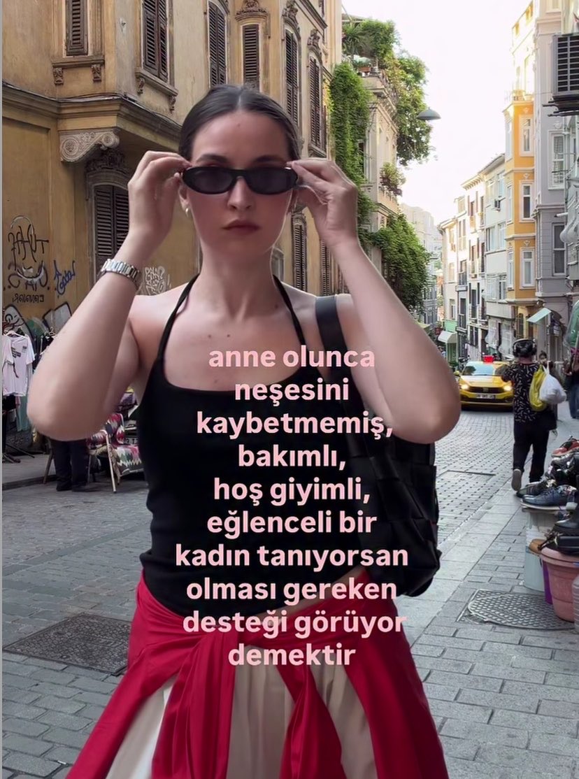 1diegovelazquez's tweet photo. Ülkede anne olup alması gereken desteği alan kadın sayısı o kadar az ki. İnsanın çocuk doğurası gelmiyo. Karşınızda bencil ve size yardımcı olmayacağına emin olduğunuz bi adam varsa kadınlar anne olma isteklerinden bile vazgeçmek yada ertelemek zorunda kalabiliyor, mantıklı karar verebilmek için. Şanslıysa tabi... 
Çoğu doğurup o yalnızlıkla ve sorumlulukla tek başına mücadele etmek zorunda kalıyor ve sanki o çocuğu tek başına yapmış gibi yaşamak zorunda bırakılıyor. Erkek sporuna, halı sahasına kahvesine işine giderken kadın evde onca işle baş etmeye çalışıyor ve sosyal hayatı sıfırlanıyor. Çoğu kadın duşa bile giremiyor. Bu bi insanın hayatından neler götürür tahmin bile edemeyecek erkekler adam olmak yerşne sikko sikko davranmaya devam ederse ülkede günden güne nüfus azalmaya devam edecek. Çünkü artık kadınlar annelerinin anneannelerinin  yaşadığı o rezil hayatı yaşamak istemiyor. 
3 çocuk doğurun demek yerine, kadınların doğum süresi ve bebek bakım sürecini kolaylaştıracak sorumluluk sahibi erkekler var olmalı. Çocuk istiyorum demekle adam olunmuyor. O elini o taşın altına koy, sorumluluk al, yükünü al eşinin. Büyük bir çoğunlukta bunu yapacak yürek yok. Ama baba olacakmış paşam, Şam babası 😀