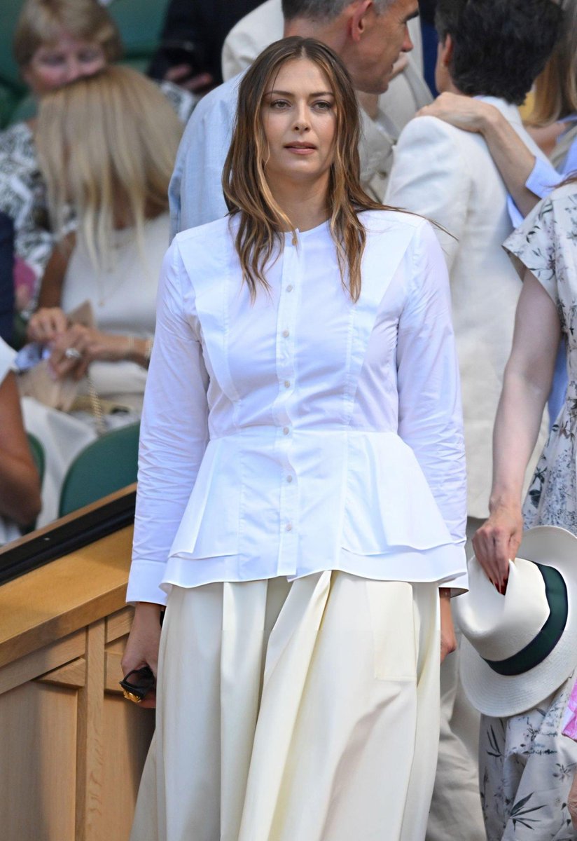 Tiempodetenis1's tweet photo. 🤍 ¡Maria Sharapova, presente en la final femenina de Wimbledon! https://t.co/Br67YeH9kZ