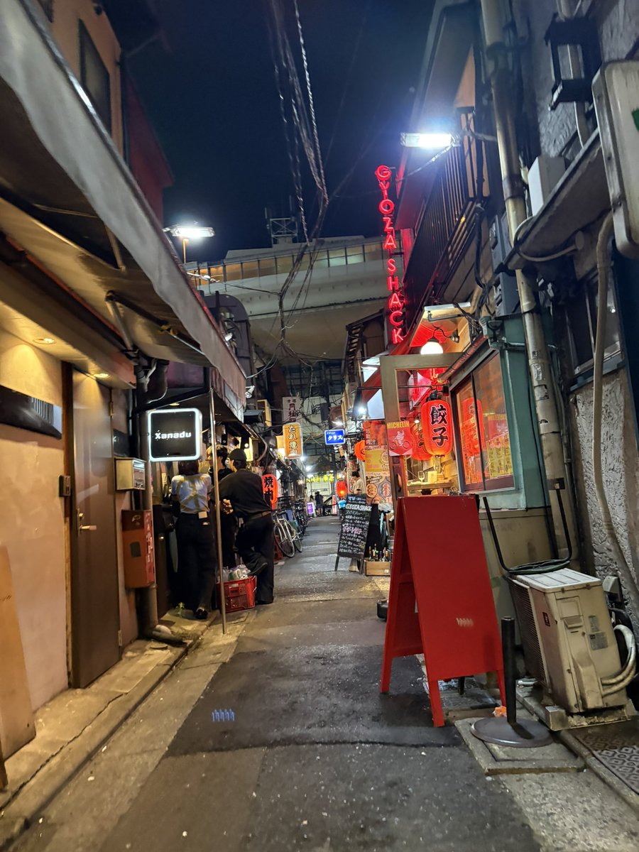 uruleo103's tweet photo. 別垢でポストしたんですが、三茶の山岳地帯ですね。ディープで楽しいです。
短パンTシャツ、クロックスでどの店にも入らずふらふらウォーキングしてました。 https://t.co/jGh91c53gF