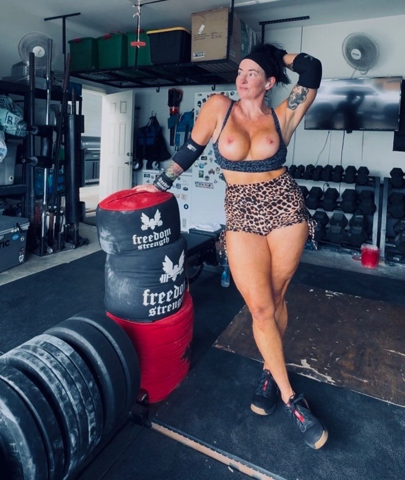 FreckledMILF76's tweet photo. New around here… anyone like muscle mommies in their 50s?
#MuscleMommy
#FitOver50
#WomenWhoLift
#StrongIsSexy #TattooedWomen
#FreckledAndFeral #MuscleMommyEnergy #ConfidenceIsSexy #DarkFeminine
#FitAt50
#InkedAndStrong #CurvesAndConfidence #HotwifeLife
#OpenMarriage https://t.co/deUu2fNvH9