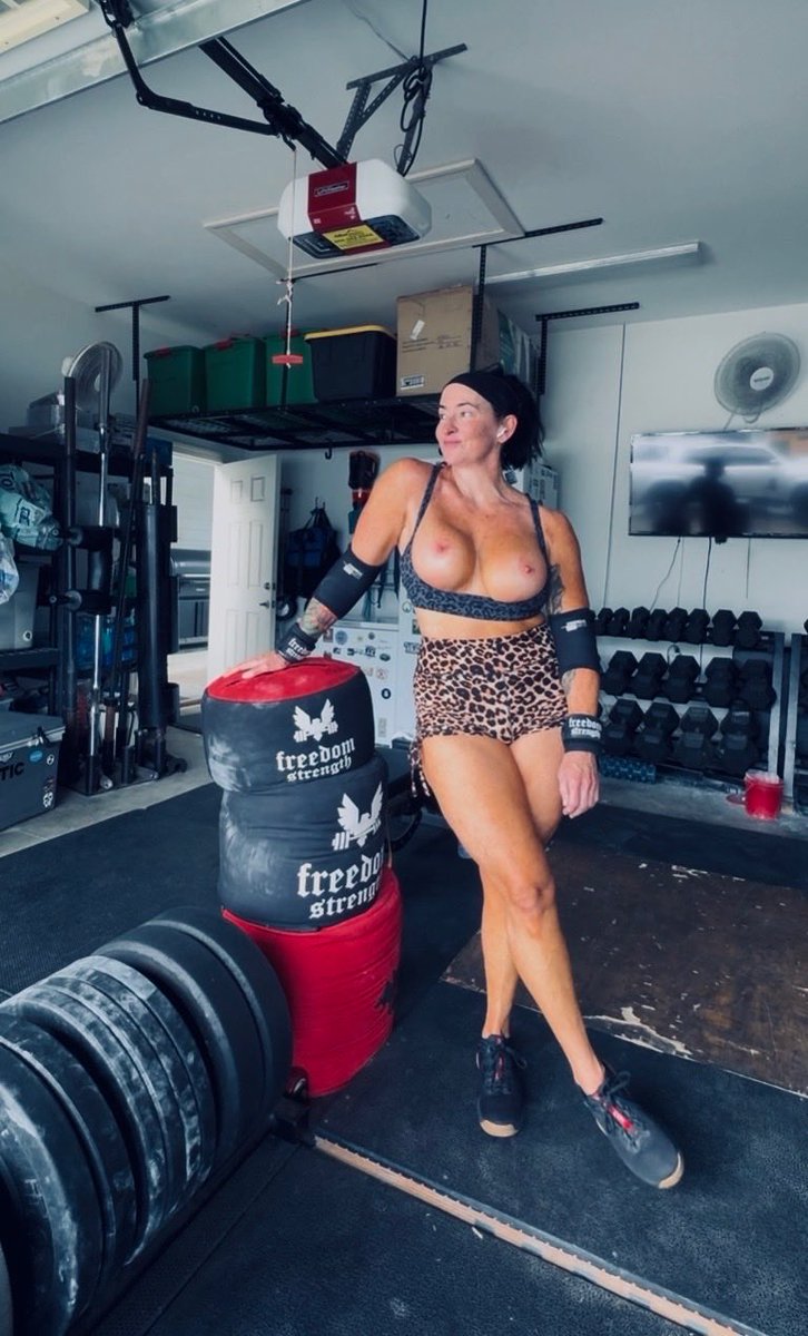 FreckledMILF76's tweet photo. New around here… anyone like muscle mommies in their 50s?
#MuscleMommy
#FitOver50
#WomenWhoLift
#StrongIsSexy #TattooedWomen
#FreckledAndFeral #MuscleMommyEnergy #ConfidenceIsSexy #DarkFeminine
#FitAt50
#InkedAndStrong #CurvesAndConfidence #HotwifeLife
#OpenMarriage https://t.co/deUu2fNvH9