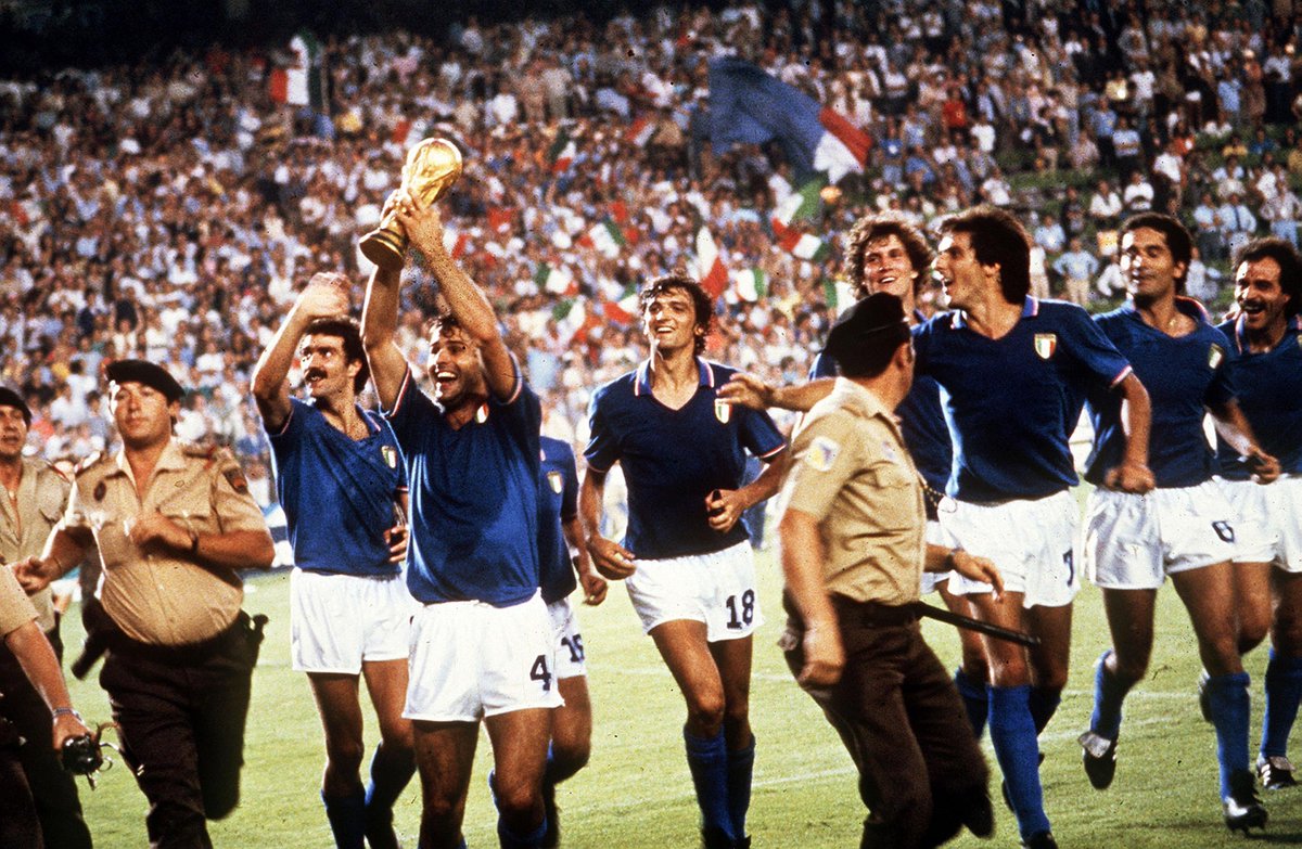 QuilinkIt's tweet photo. 🇮🇹🏆 11 luglio 1982: una notte entrata nella storia! ⭐“Campioni del mondo, campioni del mondo, campioni del mondo!” 🇮🇹✨Quella frase di Nando Martellini risuonò nelle case di milioni di italiani dopo la vittoria della Nazionale ai Mondiali di Spagna 1982. Un trionfo indimenticabile, un abbraccio collettivo che ancora oggi emoziona intere generazioni. 💙⚽Il gol di Marco Tardelli, la corsa di Paolo Rossi, il sorriso del capitano Dino Zoff: immagini diventate leggenda. 🏆🇮🇹Una data, un ricordo, un’emozione senza tempo. ❤️#11Luglio1982 #CampioniDelMondo #Italia82 #NazionaleItaliana #Azzurri #StoriaDelCalcio #Mondiali1982 #ForzaItalia 🇮🇹⚽