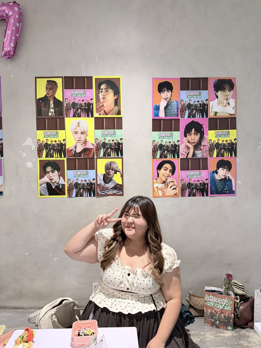 jjctention's tweet photo. grace in her element!

i'm glad that i finally have time to celebrate
#NeXtDecadeWith127 🩷

thank youuu @127affair 🤏🏻

thank you untuk freebiesnya :
bag from @loeybear97 @aprlianjani @ilichilvibe @do0do00_ @chafitara 
siip and wipes from @onyourliza30 
roses from @itswawaffle 
keychain from @byugbyuxl 
box 127 from @sweetyydoie 
johnny stickers from @markiddos_ 
mirror from @hyuckie24