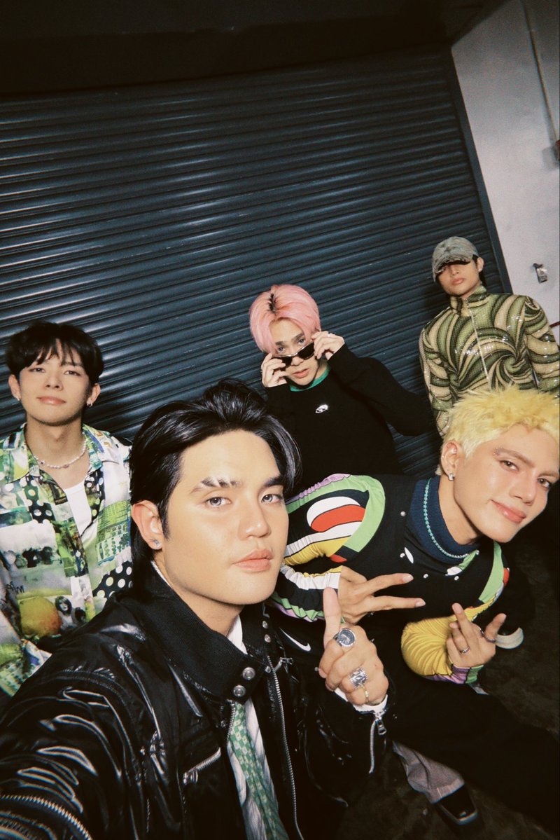 SB19Official's tweet photo. One for the memories! 

Maraming salamat sa gabing ipinagdiwang natin ang OPM nang sama-sama! 💚🤟🏼

#SB19
#PuregoldOPMConGenerations2026
#AlwaysPanalo https://t.co/09k5iGMd6k