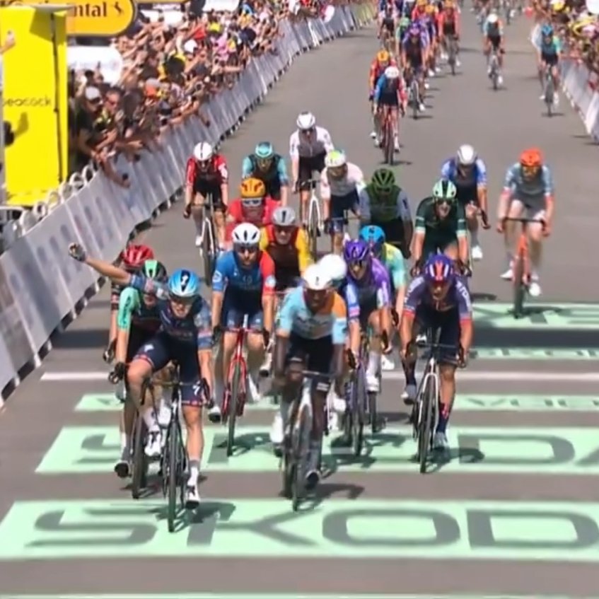 RodriSabato's tweet photo. ANÓTENLE OTRA A TIM MERLIER 🔥

Impresionante lo que acaba de hacer este ciclista que salió desde atrás y gano la etapa muy épicamente. 

Los paso como si fuesen amateurs. https://t.co/e8WaCckam0