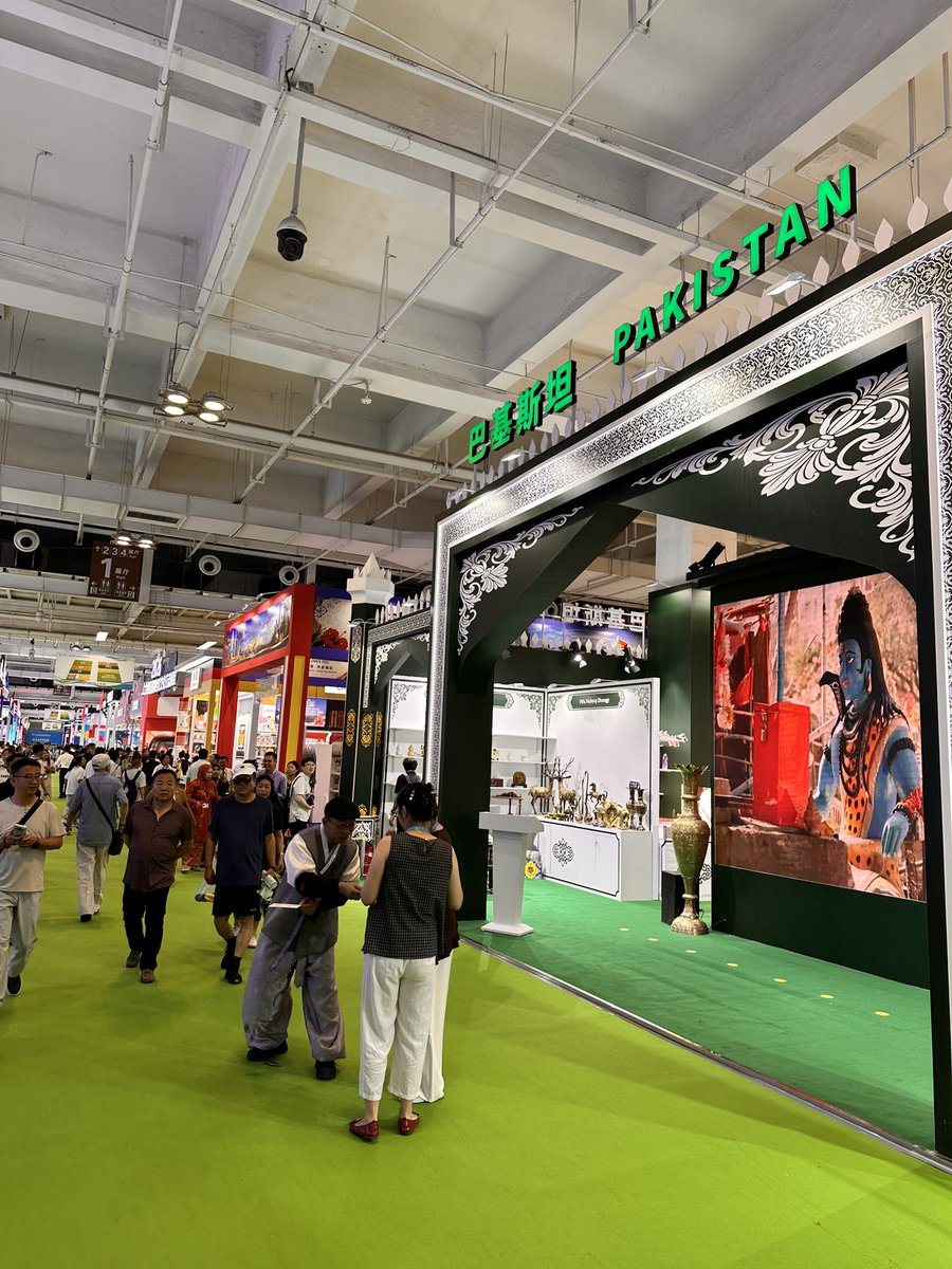 KhalilHashmi's tweet photo. The annual Lanzhou Investment and Trade Fair organized annually since 1993 has grown  into a premier international expo showcasing innovation, high quality goods and products. It also serves as an annual platform for exploring and harnessing trade and investment opportunities across China and beyond.

Spanning 54,000 square metres, this year the Fair featured five exhibition areas with participation from 30 countries and international organizations—including Pakistan, South Korea, Thailand, the United States, Brazil and Germany—as well as 18 Chinese provinces. More than 1,900 companies have displayed 10,000 products across nearly 40 major categories, including advanced equipment manufacturing, petrochemicals, biopharmaceuticals, new materials, new energy, modern agriculture and consumer goods.

Pakistan is the Guest Country of Honour in a year when both 🇵🇰&🇨🇳 are celebrating 75 years of establishment of their diplomatic relations.

@ForeignOfficePk  @PakinChina_  @PkPublicDiplo  @tdap_official  @sifcpakistan  @investinpak  @mincompk  @PakinChina_  

自1993年起每年定期举办的中国兰州投资贸易洽谈会，已发展成为展示创新成果和优质产品的顶级国际博览会，同时也是每年探索和把握中国及全球贸易投资机遇的重要平台。

本届兰洽会展区面积达5.4万平方米，共设五个展区，吸引了包括巴基斯坦、韩国、泰国、美国、巴西和德国在内的30个国家和国际组织，以及中国18个省参展。超过1900家企业集中展示了涵盖先进装备制造、石油化工、生物医药、新材料、新能源、现代农业及消费品等近40个大类的万余种产品。

巴基斯坦担任本届兰洽会主宾国，而今年恰逢🇵🇰🇨🇳两国庆祝建交75周年。