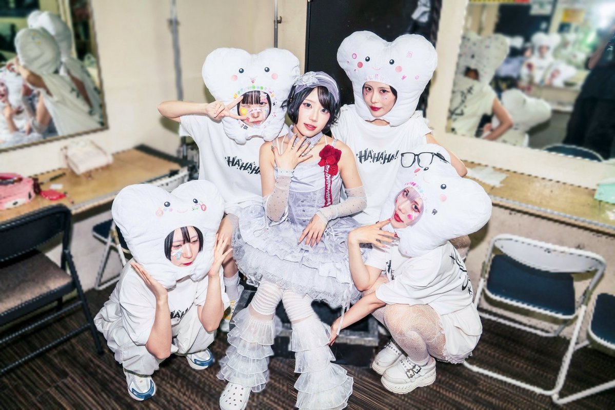Kisara_AZ's tweet photo. ＼前代未聞❕主役が着座の生誕祭❕❔／

おいでよキサランド〜キサラギ歯科勝たん！〜 にお越しくださった皆様、本当にありがとうございました！🦷

椅子の上から、よーく見えた、その景色の中で見えたもの。いつもみたいに動き回れないからこそ、フロアのみんなの顔を一人ひとりゆっくり見ることができて。笑ってる顔も、泣きそうな顔も、優しく見守ってくれてる顔も、全部ちゃんと見えた。

「あぁ、こんなに愛されてるんやな」って、キサラが思っている以上に、みんなはちゃんとここにいて、同じ時間を大切にしてくれているんやって。その事実が、何より嬉しかった♡

今日もいつもと変わらず、フロアの一人ひとりに届けようと思った。でも今日だけは、等身大でキサランダーに伝えたいと思った。
キサラが迷った時、自分では抜け出せない場所にいる時は、これからもきっと頼ってしまうかもしれない。でも、その助け方は難しいことじゃなくて、ただそこにいて笑っていてくれるだけでいい！！歯を見せて！！ヘルプな時は「診察します。歯を見せてください。」とか言おうかな！！ガハ！そんくらいキサランダーとはハッピーな毎日を送りたい♡

今日の主役はキサラじゃなくて、ここまで一緒に歩いてきてくれたキサランダー、君たちだよ！！出会ってくれて、選んでくれて本当にありがとう、愛してます🤍