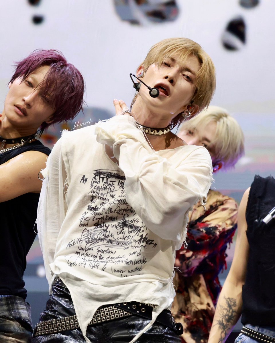 _ldonsrk21's tweet photo. 260708 ROCK IN ROMA

🎸🐩

#여상 #강여상 #YEOSANG
#에이티즈 #ATEEZ https://t.co/UU0g1rgP5L