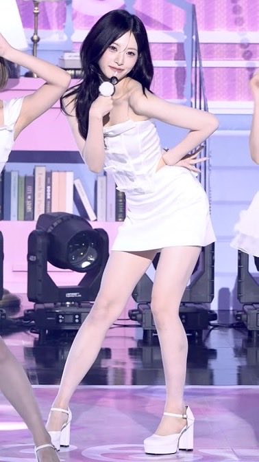 meepscene's tweet photo. my girl’s pose is nasty https://t.co/5IYcL4IEQ0