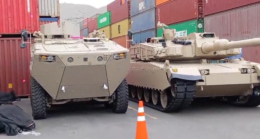 tecno_defesa's tweet photo. Chegaram ao Peru dois carros de combate K2 Black Panther e seis VBTP 8X8 K808 🇰🇷 para, avaliação, em mais uma tentativa de modernização da Força Blindada de seu Exército 🇵🇪
👉https://t.co/qmhvpivTfW https://t.co/kRHw4ji0YZ
