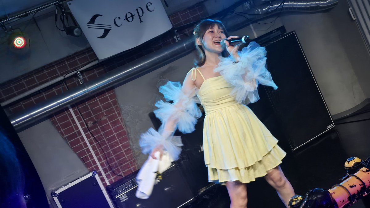 umeyann's tweet photo. Happy Diary#31 ~トリは、竹歳みずほ🎶
みずほさんを見るのは全開の十三以来2回目🎵
前回も聞いたStep By Step を歌唱力した後、みずほさんが感窮まって泣いたり😭しながら歌唱を楽しみ、最後の歌では会場を皆でぐるぐる回ったり、今日も楽しかった😊
ありがとう😊
#竹歳みずほ
#尼崎Scope https://t.co/qjFbXX4vYt