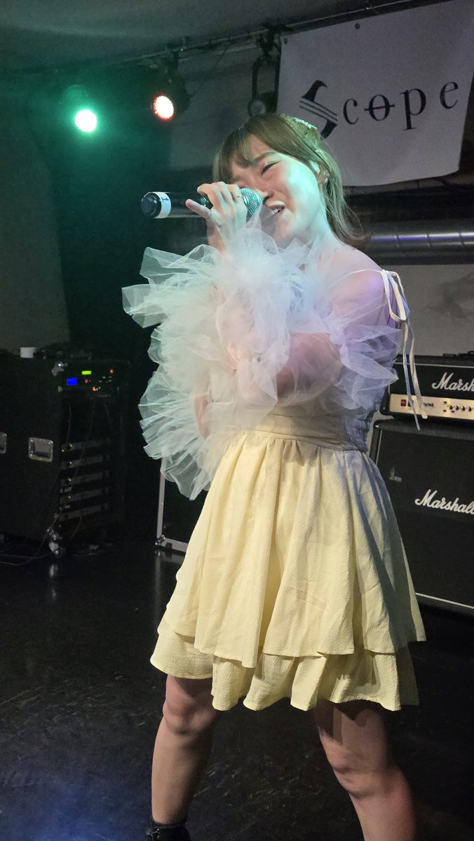 umeyann's tweet photo. Happy Diary#31 ~トリは、竹歳みずほ🎶
みずほさんを見るのは全開の十三以来2回目🎵
前回も聞いたStep By Step を歌唱力した後、みずほさんが感窮まって泣いたり😭しながら歌唱を楽しみ、最後の歌では会場を皆でぐるぐる回ったり、今日も楽しかった😊
ありがとう😊
#竹歳みずほ
#尼崎Scope https://t.co/qjFbXX4vYt