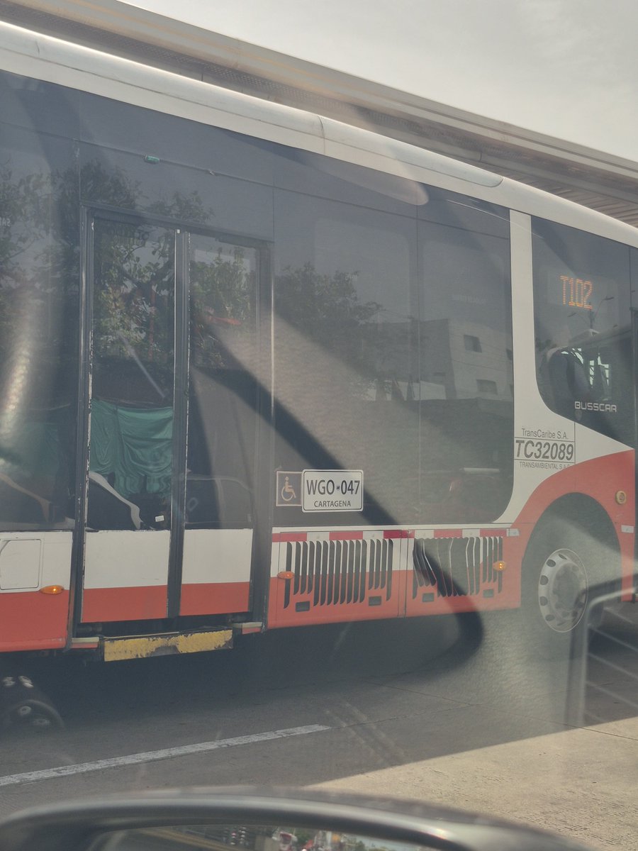 salimcueter's tweet photo. Yo sé que @dumek_turbay se ha desgastado por este medio con la criticadera a @TranscaribeSITM , pero ver ese estado de los buses, de las estaciones es lamentable y cada día que pasa se ve peor. Gracias a Dios vienen buses nuevos, pero el tema con los operadores es crítico. https://t.co/8uorl8mxCJ