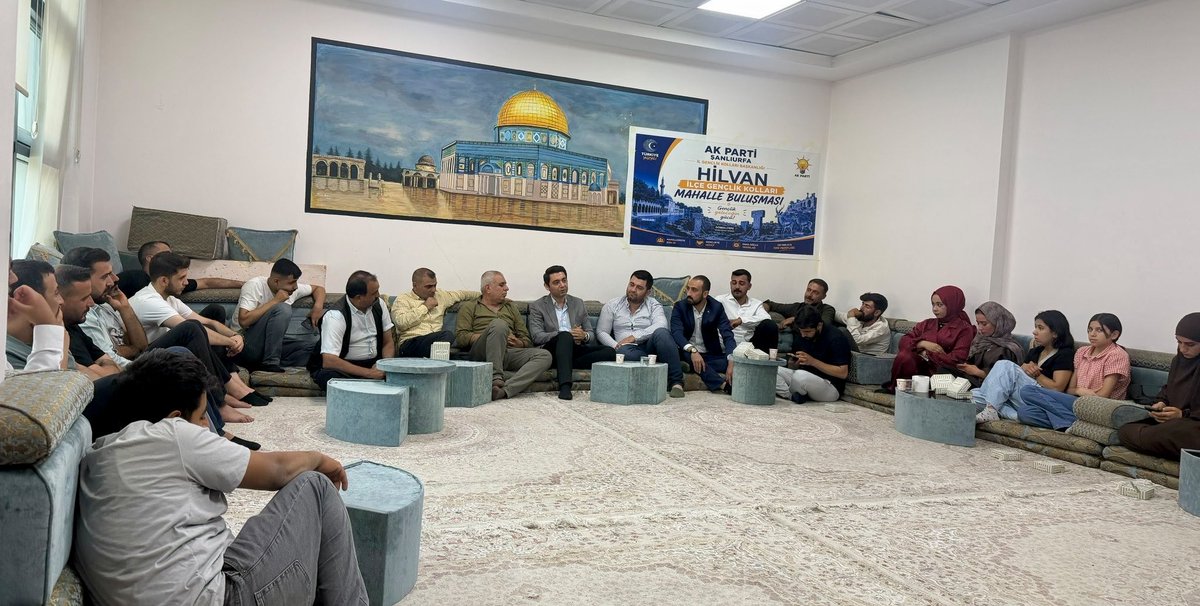 HKelesabdioglu's tweet photo. 📍 Hilvan

AK Parti Şanlıurfa İl Gençlik Kolları Başkan Yardımcımız @mimarkadirdag ile birlikte; AK Parti Hilvan Gençlik Kolları Başkanımız @Mehmet_suzen63 ve genç dava arkadaşlarımızı ziyaret ettik.

Gerçekleştirilen mahalle buluşmasında gençlerimizle istişare etme imkânı bulduk. 

Gençliğin enerjisi ve heyecanı, partimizin ve ülkemizin en büyük gücüdür.

Bu güzel organizasyon için başkanımız @Mehmet_suzen63’ e ve katılım sağlayan genç kardeşlerimize teşekkür ediyorum. 

@akgenclikhilvan