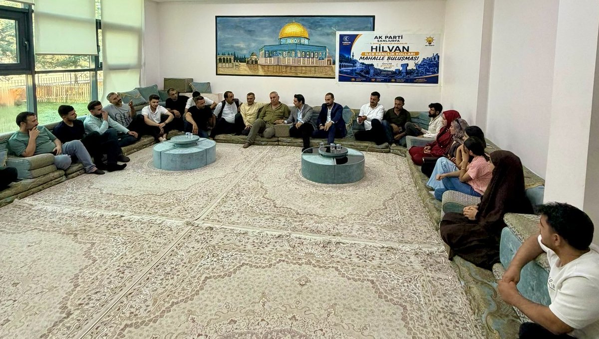 HKelesabdioglu's tweet photo. 📍 Hilvan

AK Parti Şanlıurfa İl Gençlik Kolları Başkan Yardımcımız @mimarkadirdag ile birlikte; AK Parti Hilvan Gençlik Kolları Başkanımız @Mehmet_suzen63 ve genç dava arkadaşlarımızı ziyaret ettik.

Gerçekleştirilen mahalle buluşmasında gençlerimizle istişare etme imkânı bulduk. 

Gençliğin enerjisi ve heyecanı, partimizin ve ülkemizin en büyük gücüdür.

Bu güzel organizasyon için başkanımız @Mehmet_suzen63’ e ve katılım sağlayan genç kardeşlerimize teşekkür ediyorum. 

@akgenclikhilvan