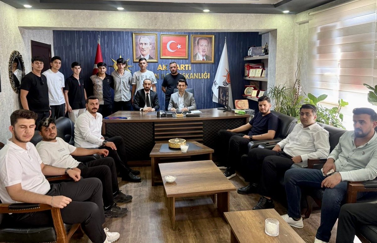 HKelesabdioglu's tweet photo. 📍 Hilvan

AK Parti Şanlıurfa İl Gençlik Kolları Başkan Yardımcımız @mimarkadirdag ile birlikte; AK Parti Hilvan Gençlik Kolları Başkanımız @Mehmet_suzen63 ve genç dava arkadaşlarımızı ziyaret ettik.

Gerçekleştirilen mahalle buluşmasında gençlerimizle istişare etme imkânı bulduk. 

Gençliğin enerjisi ve heyecanı, partimizin ve ülkemizin en büyük gücüdür.

Bu güzel organizasyon için başkanımız @Mehmet_suzen63’ e ve katılım sağlayan genç kardeşlerimize teşekkür ediyorum. 

@akgenclikhilvan