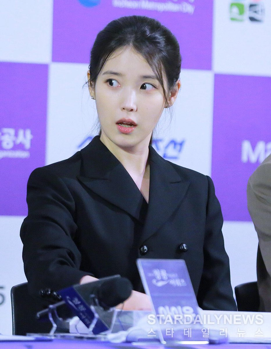 _inthedesert516's tweet photo. 🐣 : 뭔가 잘못됐다고 느끼긴 했는데…

저 아래로 터억-😲 벌어진 아방한 입에서 얼마나 당황했는지가 느껴져서 너무 웃긴데 안쓰러운데 귀여움🥹ㅋㅋㅋㅋㅋㅋㅋ

#아이유 #IU https://t.co/0BadBj4Bxt
