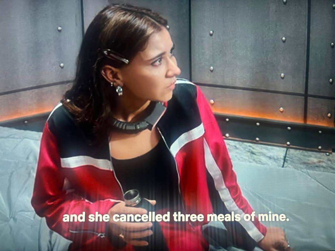 eshaaaa25's tweet photo. Akanksha revealed that Kalra canceled THREE MEALS of hers, not just one. WHY TF WAS THIS NOT SHOWN IN THE EPISODE???? @NetflixIndia SHAME ON YOU AND YOUR EDITORS for conveniently cutting scenes to make certain people look like saints!! 
#AkankshaChoudhary #LockUpp2 https://t.co/pjY8EtEjKp