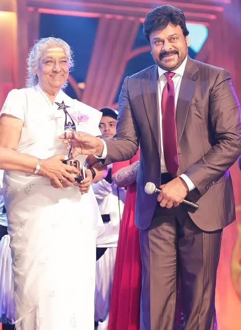 KChiruTweets's tweet photo. జానకమ్మ గారి మరణవార్త నా హృదయాన్ని ఎంతో కలచివేసింది.

నా సినీ ప్రయాణంలో ఎన్నో మరపురాని పాటలకు ఆమె తన అపురూపమైన గాత్రాన్ని అందించారు. మేము తెరపై పలికించిన ఎన్నో భావోద్వేగాలకు ప్రాణం పోసింది ఆమె స్వరమే. 

నా కెరీర్‌లో ప్రేక్షకులు ప్రేమగా గుర్తుంచుకున్న ఎన్నో పాటల వెనుక జానకమ్మ గారి మధుర గాత్రం ఉంది. ఆ పాటలు వినిపించిన ప్రతిసారీ, ఆ రోజులు... 
ఆ జ్ఞాపకాలు... మళ్లీ కళ్లముందు సజీవంగా నిలుస్తాయి.

జానకమ్మ గారు ఒక గాయని మాత్రమే కాదు... భావాన్ని స్వరంగా మార్చిన అసాధారణ కళాకారిణి. ఆమె పాడిన ప్రతి పాట ఒక జ్ఞాపకం... ఒక అనుభూతి... ఒక జీవితకాలపు అనుబంధం.

ఈ రోజు మనం సంగీత ప్రపంచంలోని ఓ మహోన్నత శిఖరాన్ని కోల్పోయాం. కానీ ఆమె గానం ఎన్నో తరాలకు స్ఫూర్తిగా, మన జీవితాలకు నేపథ్య సంగీతంగా చిరకాలం మార్మోగుతూనే ఉంటుంది.

శ్రీమతి ఎస్. జానకి గారి కుటుంబ సభ్యులకు, ఆత్మీయులకు, ఆమెను అభిమానించే కోట్లాది సంగీతాభిమానులకు నా ప్రగాఢ సానుభూతి తెలియజేస్తున్నాను.

జానకమ్మ గారు... మీ స్వరం ఎప్పటికీ అమరం.

ఓం శాంతి. 🙏