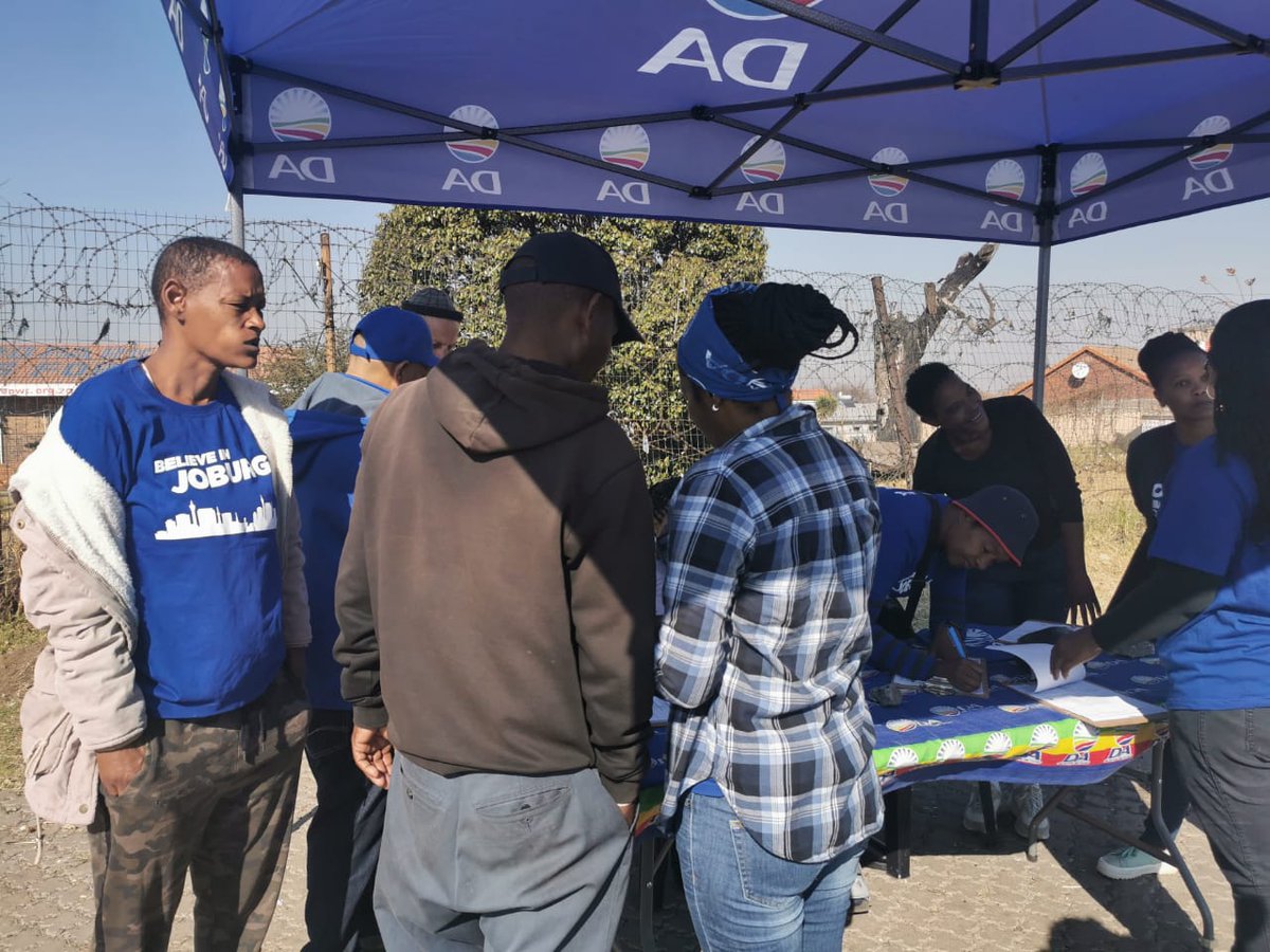 DAGauteng's tweet photo. 🗳️ The future of Johannesburg relies on your vote. Register to vote for a capable DA government that will crush crime and get the City working for all its people.

Register here: https://t.co/gd62h50lk7

📍Johannesburg South Constituency https://t.co/TtlaMDYUvF