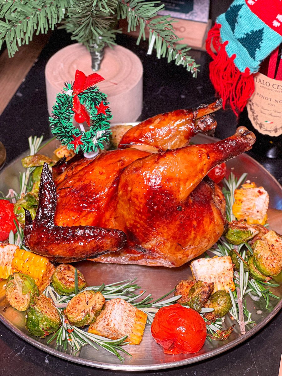 yuka55043851's tweet photo. [ Festive holiday feast alert! Roasted turkey, garlic butter roasted veggies, and spiced cranberry sauce—perfect for your cozy Christmas dinner. Tag your dinner crew! #HolidayEats #ChristmasFeast] https://t.co/BUgByHS506