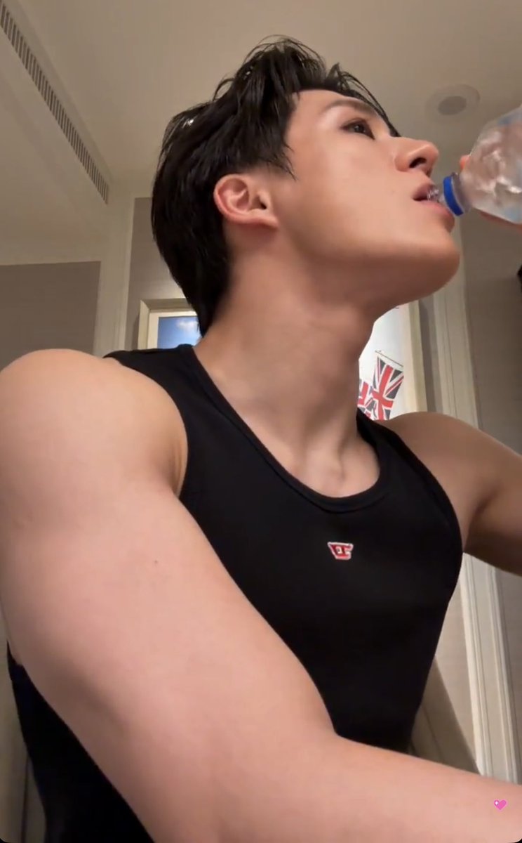 FILESLJN's tweet photo. jeno's side profile is INSANE wow ... 😳 https://t.co/ryjRmgmm5t