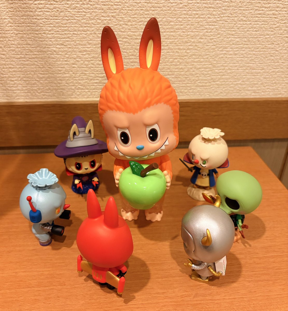 moco71_tm's tweet photo. 本日のひとコマ。

ぶらぶらお散歩していたら
どこかへ時空を超えてしまったらしく

「ﾘﾝｺﾞ、、ﾖｺｾ...ﾖｺｾ...ｿﾚﾎｼｲ...」と
気付いたら囲まれておりました🍏

困ったなぁ〜。と言いつつも優しいので
6等分して差し上げたらラブブ軍団は嬉しそうにどこかへ帰っていかれました🧙‍♀️🪄 https://t.co/GcF4nBYCeu