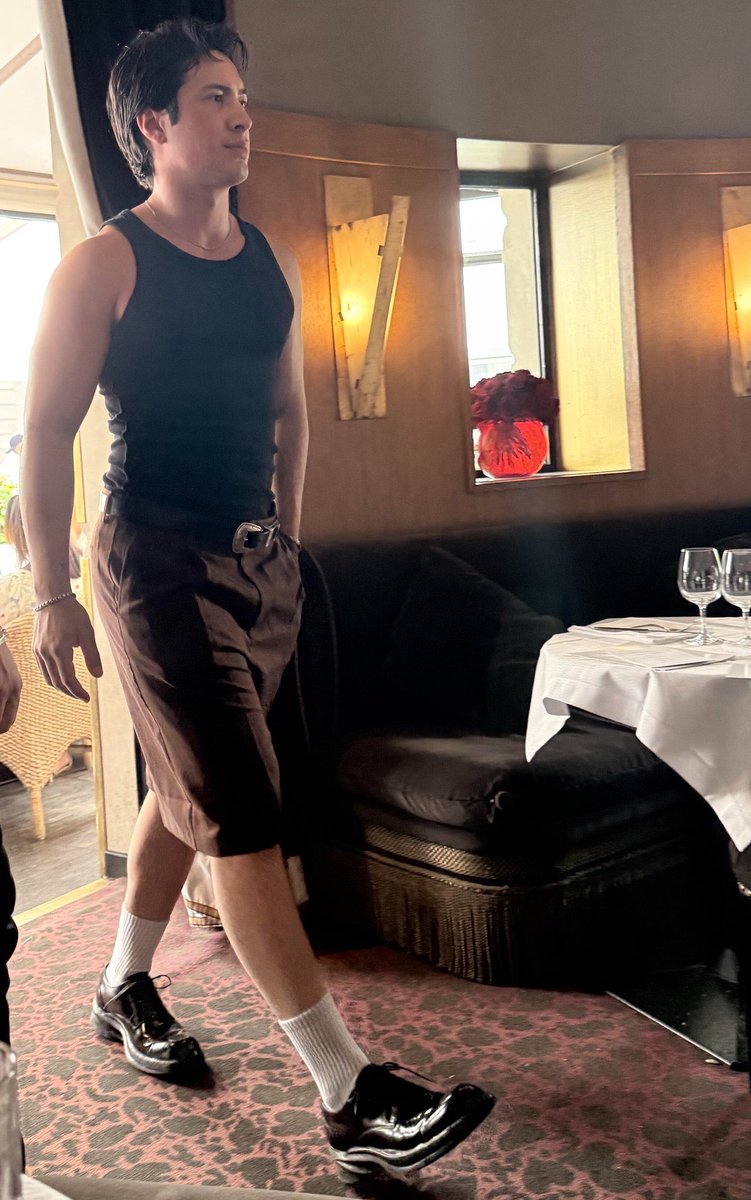BuzzingPop's tweet photo. Hudson Williams in Paris recently. https://t.co/6kKMfroKcN