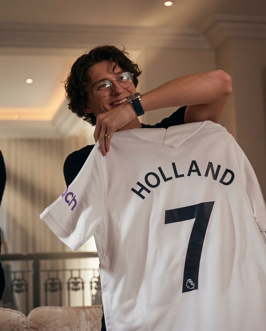 CuriosidadesPRL's tweet photo. Repórter: “O que você prefere: Tottenham campeão da Premier League ou ganhar um Oscar?”

Tom Holland: “Tottenham campeão da Premier League”. https://t.co/9mX3K5k9Ez