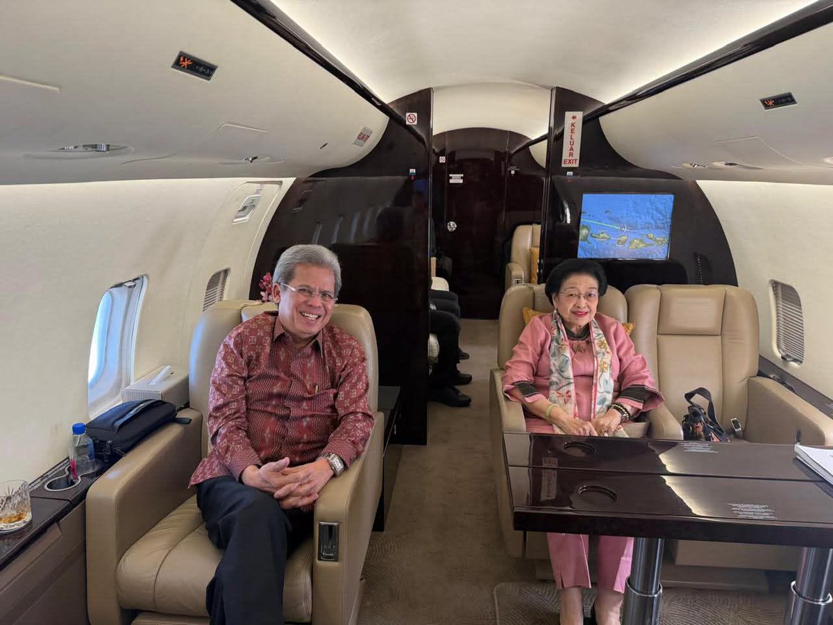 tham878's tweet photo. Enak ya Mak Banteng ke mana-mana naik pesawat jet pribadi. Tak ada kehebohan soal ini.

Tapi pada saat yg sama, saya membayangkan bgmn klo yg duduk di dlm pesawat jet pribadi itu adalah presiden ke-7. Bisa jadi seantero Republik ini akan heboh. Dan mungkin krn tak ingin heboh, presiden ke-7 itu ke mana-mana lebih suka naik pesawat komersiil kelas ekonomi.

Sama-sama mantan presiden, beda kelas pesawatnya. Yg satu pake pesawat pribadi, satunya lagi pesawat rakyat.