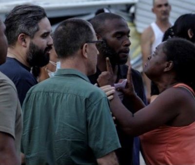 homeroboscan's tweet photo. Sacaron a Nicolasito Maduro Guerra de la zona cero de La Guaira a pedrada, grito y porrazo limpio...Una señora lo increpó porque su padre y Hugo Chávez fueron los promotores de las trampas mortales (edificios de cartón) de Playa Grande que aplastaron y mataron a centenares de personas...Cómo se le ocurre a ese descarado presentarse en un lugr donde, junto a su progenitor cucuteño, ayudó a edificar una ciudadadela trampa para estafar millones de dólares a la República y sembrar la semilla de miles de muertes anunciadas...Nicolasito hace gala de una idiotez y un engreimiento supinos...Cree que aún es poderoso y en su ignorancia pretende ayudar a quienes traicionaron y mandaron preso a su padre, Delcy y Diosdado...Pobre diablo.