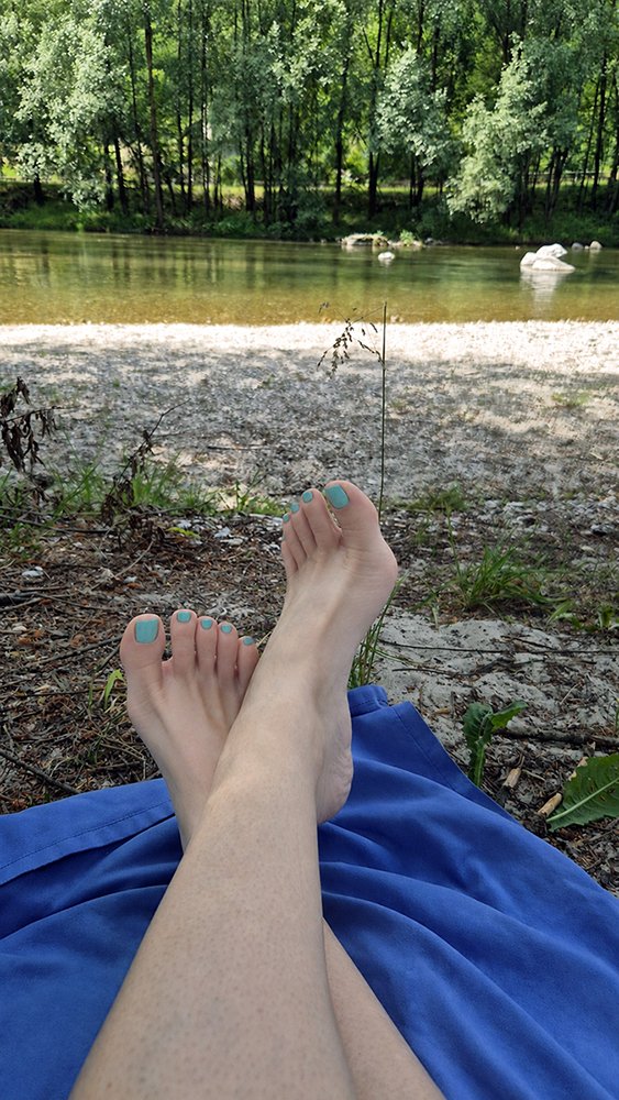 maria_domina_'s tweet photo. Just relaxing while you losers work hard for me. @rt_feet https://t.co/VEVe2QjFsc
