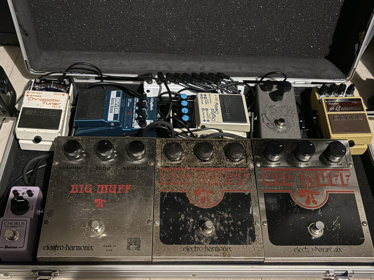 bigmuff_fuzz's tweet photo. 最近のお気に入りの組み合わ��、
ラムズ、オペアンプ、3rdＶ６を引き比べ、
スマパンはやはりオペアンプが最高！ https://t.co/9W1FGH9mUa