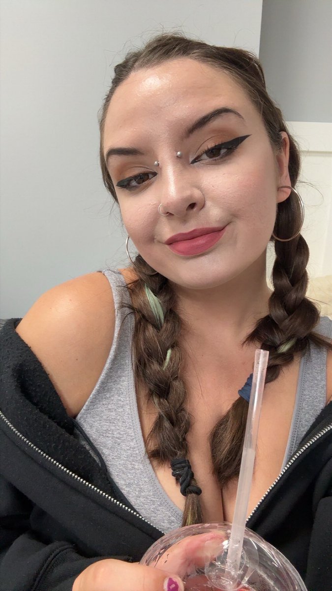 takeoffyourbras's tweet photo. girl who is 9 months sober ! https://t.co/aceNh7q9H7