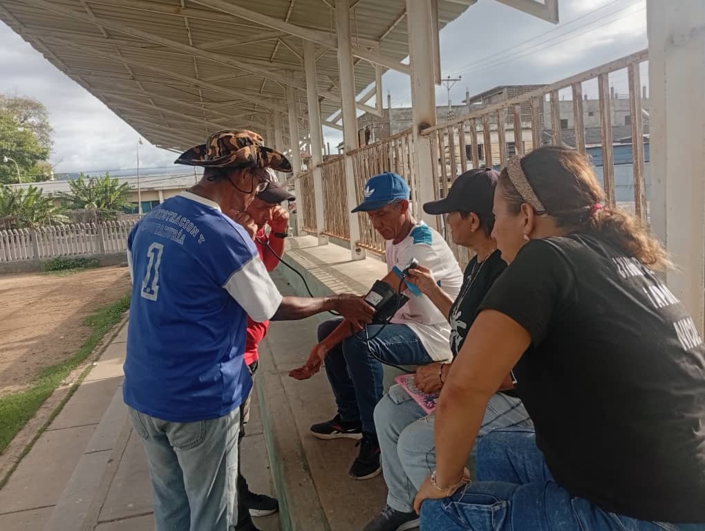 TupamaroMRT_'s tweet photo. ¡Comprometidos con la Salud!

Se llevó a cabo taller básico de toma de tensión arterial en el municipio Bermúdez, impartido por el camarada Henrry Espinoza secretario de propaganda y comunicación municipal.
​Un espacio que reunió a nuestra militancia y estructura, fortaleciendo sus capacidades para seguir sirviendo a las comunidades. 

¡Trabajo y compromiso en el estado Sucre! 📌
