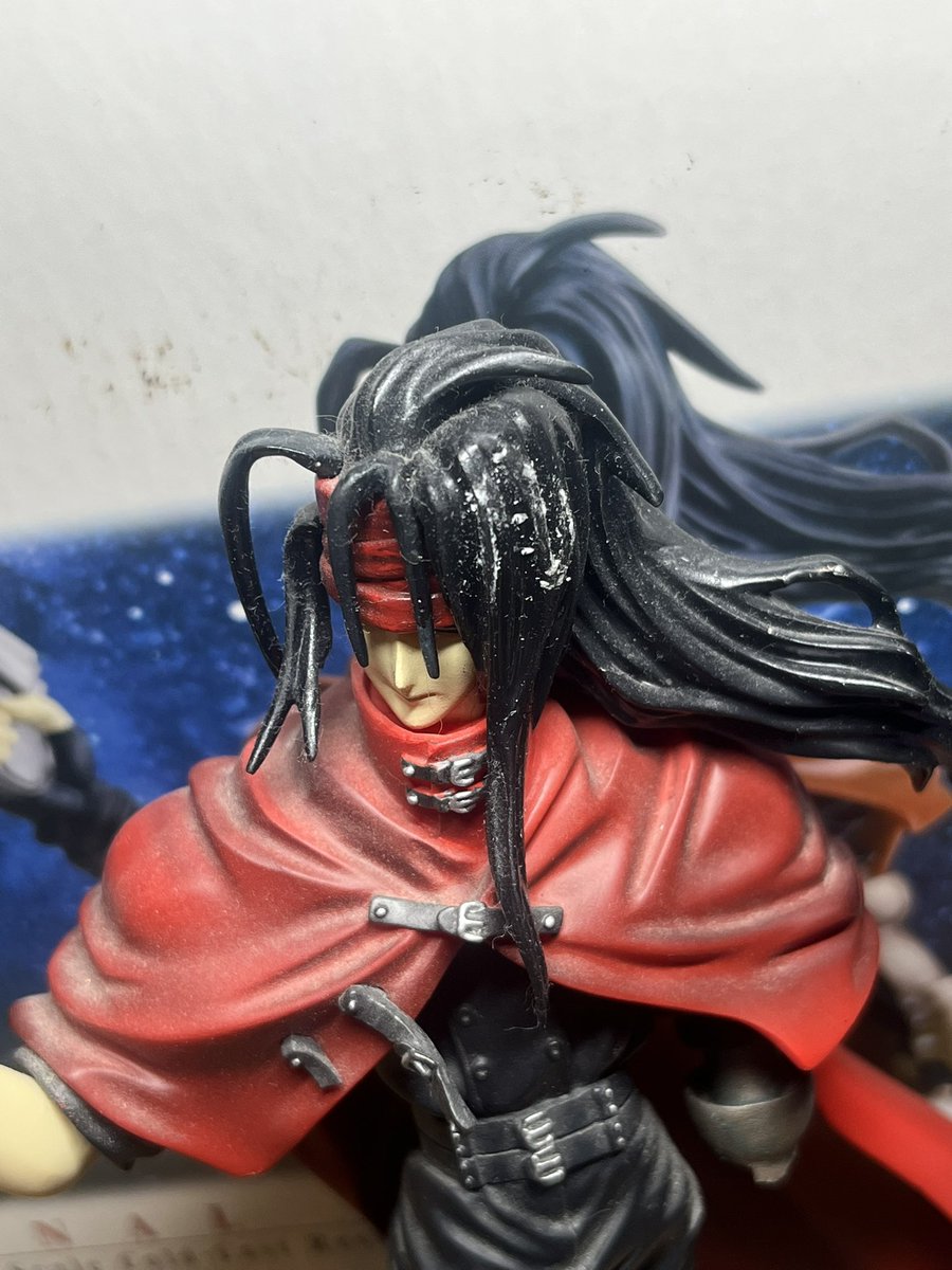 Leichenmeister's tweet photo. I got this retro Vincent figurine from Kotobukiya for 20€ on Vinted because it was „beyond repair”.

Well, let’s give it a shot if I can restore his old ass.

When I unpacked him I was like „it ain’t that bad” but the more I clean the more issues I see lmao 💀 https://t.co/oEOKHEquG7