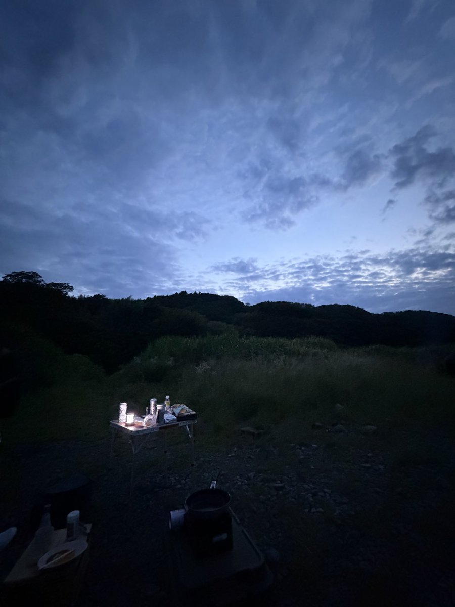 champ0623's tweet photo. 今日は、職場の仲間と夜キャンプへ🏕️

川のせせらぎ。鳥の声。焚き火のゆらめき。
自然の中にいるだけで、頭も心もリフレッシュ。

仕事を離れて、ただ自然の中で同じ時間を過ごす。
そんな時間だからこそ見える一面や、何気ない会話があります。

こういう積み重ねも、普段のチームワークにつながっていくのだと感じました。