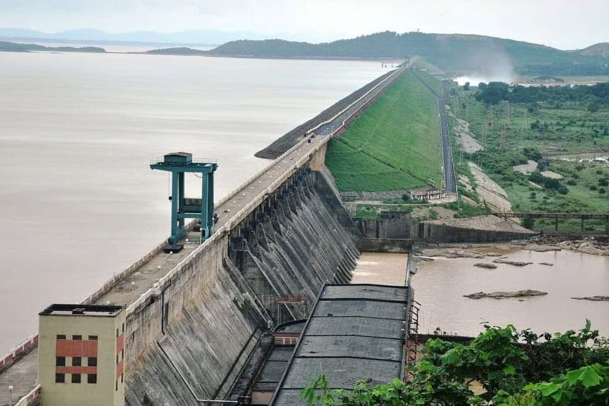 gajabhauX's tweet photo. नेहरू वाईट माणूस होता

स्वातंत्र्यानंतर उभारलेली धरणे आजही लाखो लोकांना पाणी, सिंचन आणि वीज पुरवत आहेत. दशकानुदशके सेवा देत आहेत, आणि त्यांची गुणवत्ता स्वतःच बोलते.

हिराकूड धरण ओडिशा राज्यातील संबलपूरजवळील महानदीवर बांधण्यात आले आहे.

या धरणाचे बांधकाम १९४८ मध्ये, भारताला स्वातंत्र्य मिळाल्यानंतर लगेच सुरू झाले.

१९५७ मध्ये तत्कालीन पंतप्रधान पंडित जवाहरलाल नेहरू यांच्या हस्ते या धरणाचे उद्घाटन करण्यात आले.
