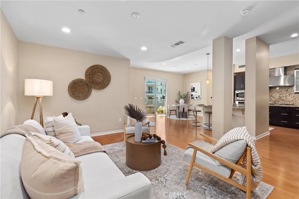 veneta_dev's tweet photo. Open house TODAY 1–4 PM at 21 Gramercy #312, Irvine! ✨

Spacious 2-bed, 1,648 sq ft condo in Central Park West with resort-style pool, gym, and clubhouse 🌴

Stop by or get details: https://t.co/j88CAn6Wi2
Email Kurt: kurt@kurtrealestate.com https://t.co/iAF1HkgOzA