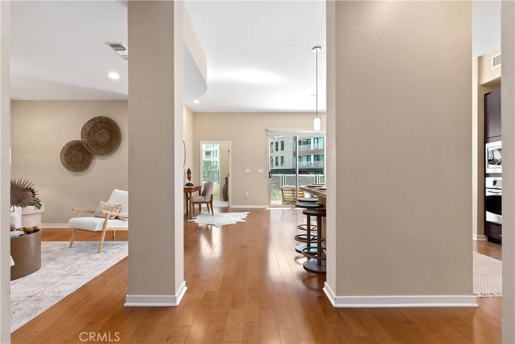 veneta_dev's tweet photo. Open house TODAY 1–4 PM at 21 Gramercy #312, Irvine! ✨

Spacious 2-bed, 1,648 sq ft condo in Central Park West with resort-style pool, gym, and clubhouse 🌴

Stop by or get details: https://t.co/j88CAn6Wi2
Email Kurt: kurt@kurtrealestate.com https://t.co/iAF1HkgOzA