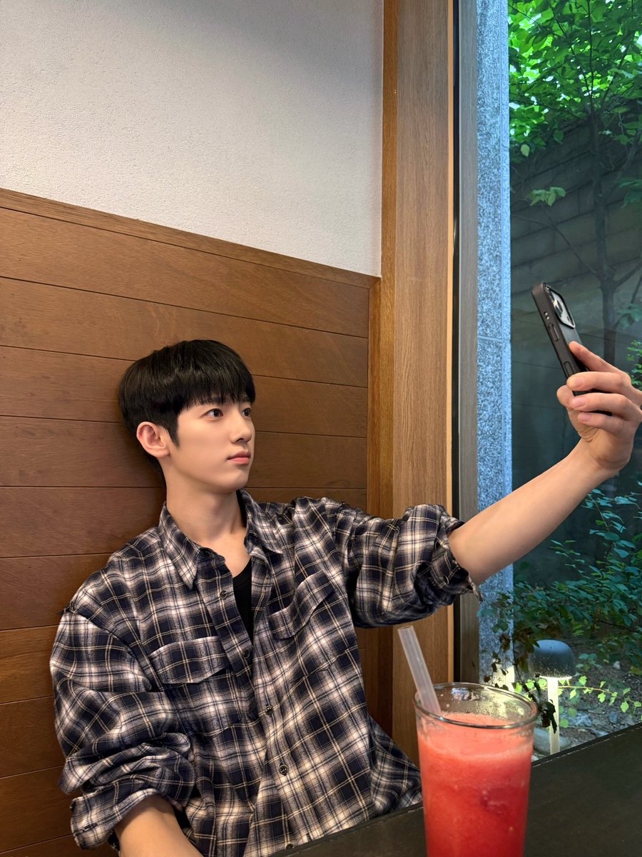 jgjiaf's tweet photo. @studio_oak_kr 赶上一个尾巴了我们时允要��福 https://t.co/RWtPloV82D