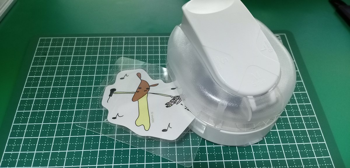 yoki1907's tweet photo. 初夏の永夜に♪
1.推しのステッカーラミネートフィルムを用意します
2.余分な部分をカットしてぇ～
3.端っこを丸めます
4.テッテレ～～～♪

ふふ、これは序章。この作業を20枚繰り返したら・・・
完成品投稿します
朝日出るまでに終わるかなorz... https://t.co/ahOtK7kpKC