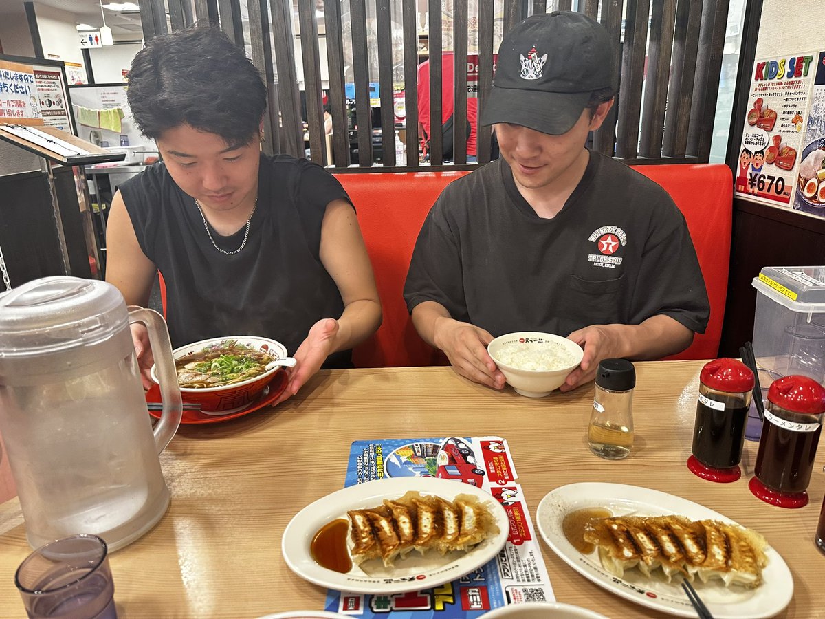 kglabo_nekomata's tweet photo. 今日1日春日部祭を頑張ってくれた従業員たちと天一。
米しか来ないって騒いでたけど実際米しか頼んでなくて通常運転

明日もやりますので是非🐈 https://t.co/lJNwzw28sP