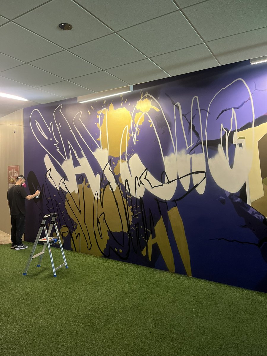 dozer_art's tweet photo. @UW_Football @LawyerMilloy Just wait till they see the new mural! https://t.co/ccz1BHbGpW
