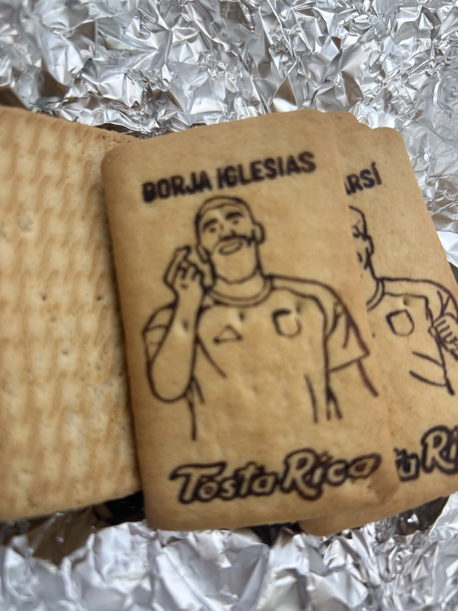 Angelavdmook's tweet photo. Nunca una galleta me había parecido tan apetecible como esta! 💜 @BorjaIglesias9 https://t.co/OtvvYEtA1F