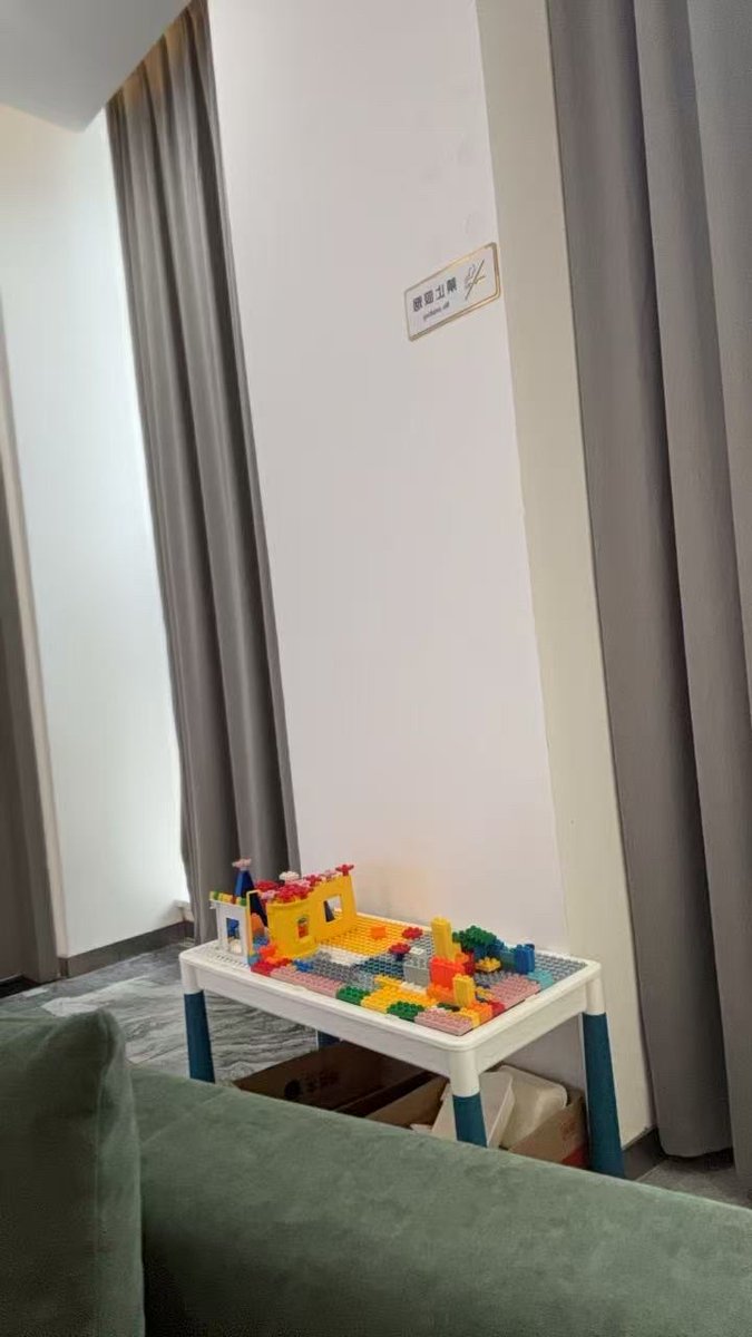 Lys63449407's tweet photo. [Today’s win: My kid taught me to build a block tower that actually didn’t topple in 10 minutes! Best parent-son time ever ]， https://t.co/Wlx8S0vQto