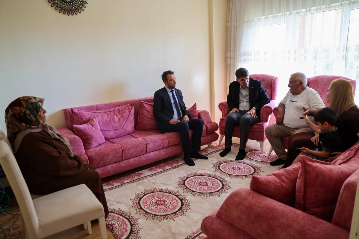 kilisvaliligi's tweet photo. 🇹🇷 Kahraman Gazilerimiz ve Kıymetli Aileleri Milletimizin Gururudur...

Valimiz Ömer Kalaylı, Aile ve Sosyal Hizmetler İl Müdürümüz Çetin Tutaş ile birlikte;
🎖️ Kahraman Gazimiz Mehmet Polat ve kıymetli ailesini,
🎖️ Kahraman Gazimiz Lütfi Dağcıoğlu ve kıymetli ailesini ziyaret etti.

Kahraman Gazilerimizi minnet ve şükranla anıyor; kıymetli aileleriyle birlikte her zaman yanlarında olmaya devam ediyoruz.

🇹🇷 Vatanımızın bağımsızlığı ve milletimizin huzuru için fedakârlık gösteren gazilerimizin cesareti ve kahramanlığı daima yolumuzu aydınlatacaktır.

Vatan size minnettar...

@KalayliOmer

#ZaferBizim
#15Temmuz
#Kilis

İrade Bizim Zafer Bizim